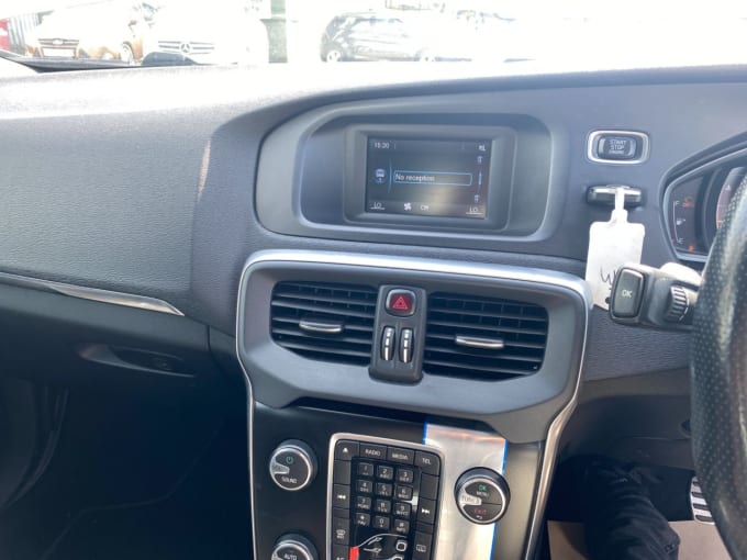 2025 Volvo V40