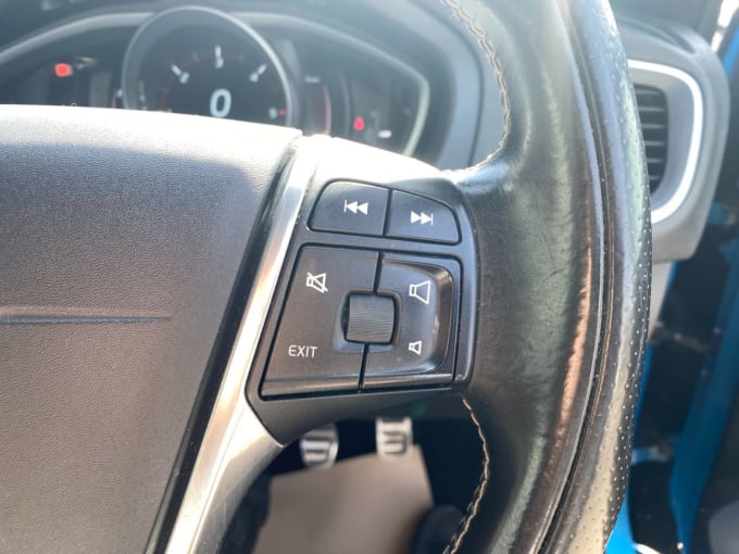 2025 Volvo V40