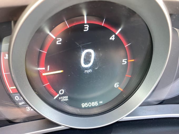 2025 Volvo V40
