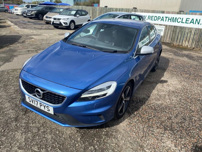2025 Volvo V40