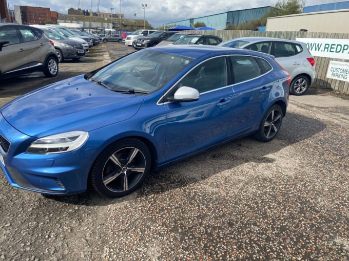 2025 Volvo V40