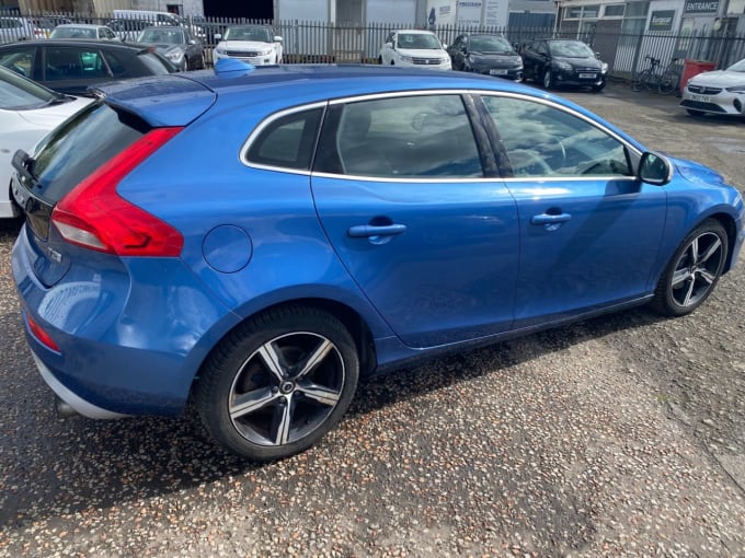 2025 Volvo V40