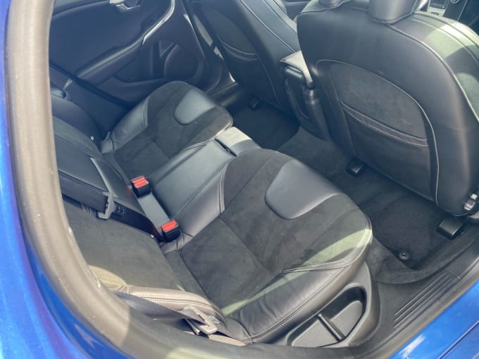 2025 Volvo V40