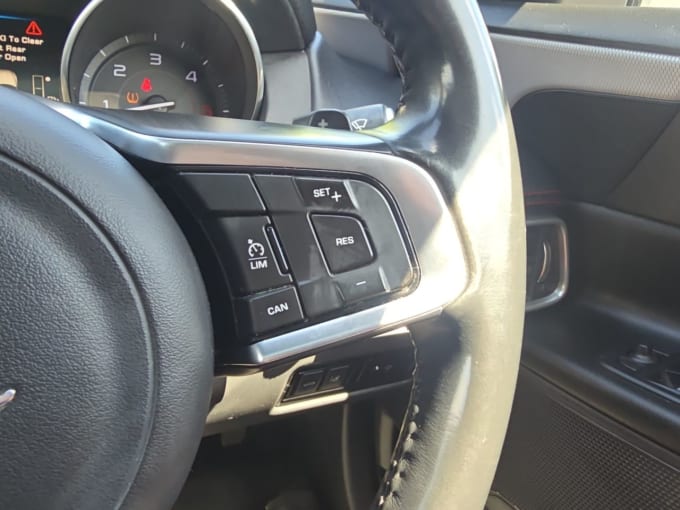 2025 Jaguar Xe