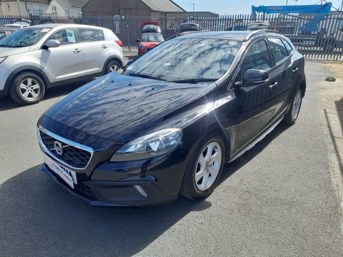 2025 Volvo V40 Cross Country