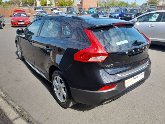 2025 Volvo V40 Cross Country