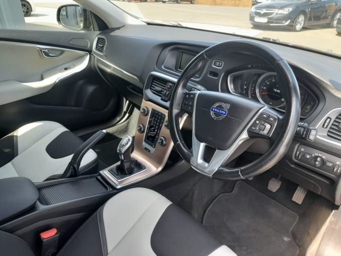 2025 Volvo V40 Cross Country