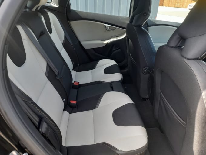 2025 Volvo V40 Cross Country