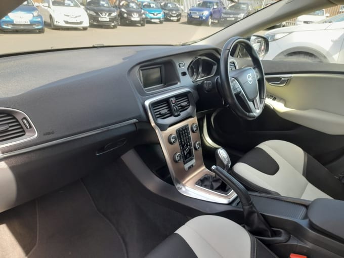 2025 Volvo V40 Cross Country