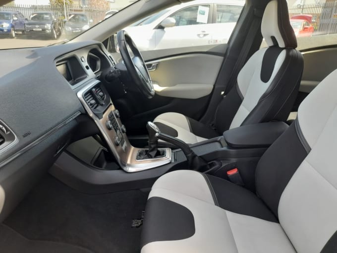 2025 Volvo V40 Cross Country