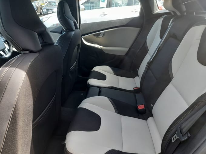 2025 Volvo V40 Cross Country