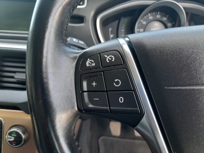 2025 Volvo V40 Cross Country
