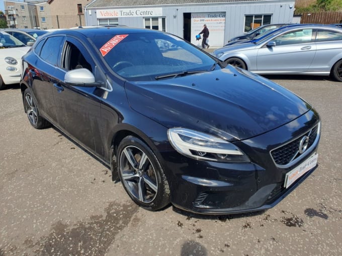 2025 Volvo V40