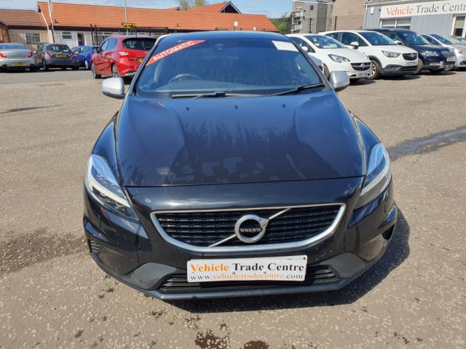 2025 Volvo V40