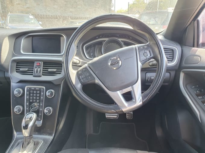 2025 Volvo V40