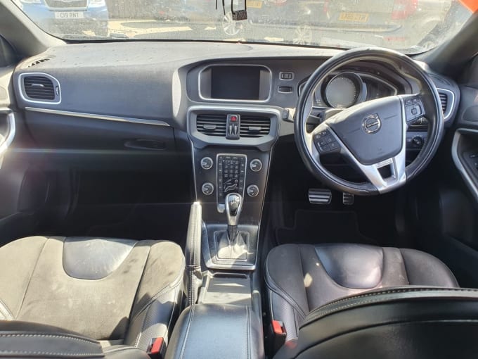 2025 Volvo V40