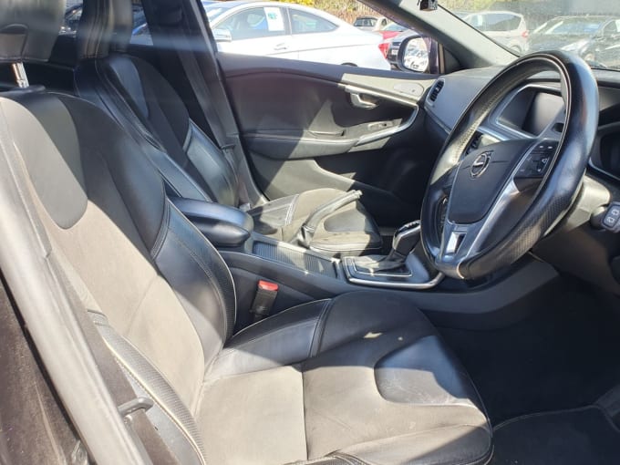 2025 Volvo V40