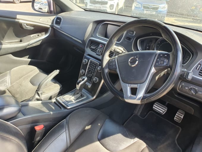 2025 Volvo V40