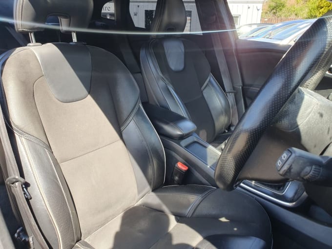 2025 Volvo V40
