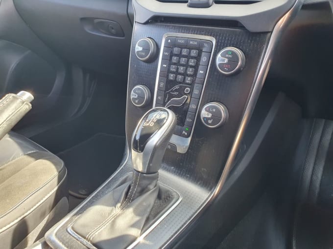 2025 Volvo V40