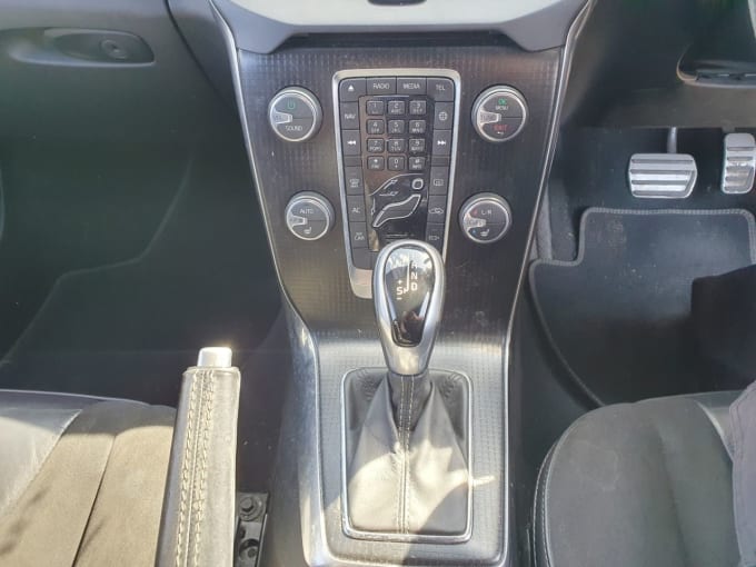 2025 Volvo V40