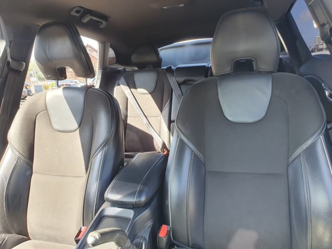 2025 Volvo V40