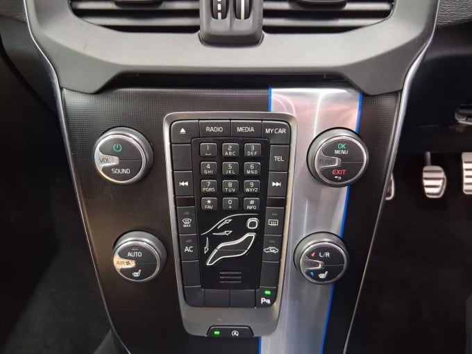 2025 Volvo V40