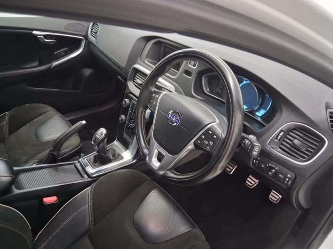 2025 Volvo V40