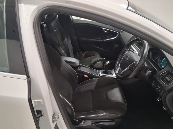 2025 Volvo V40