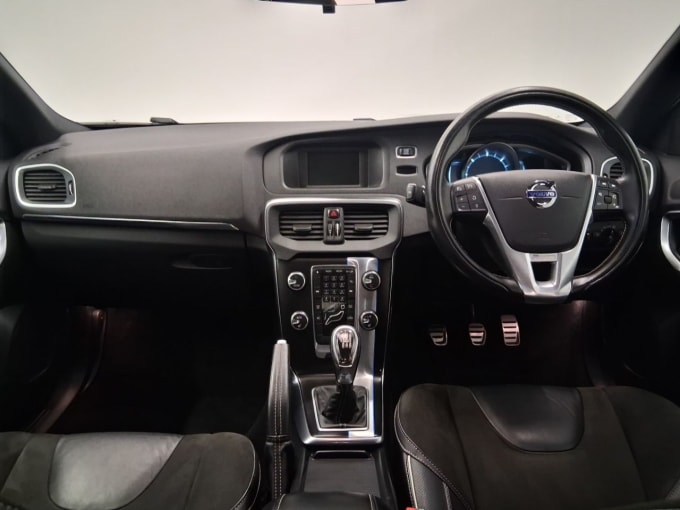 2025 Volvo V40