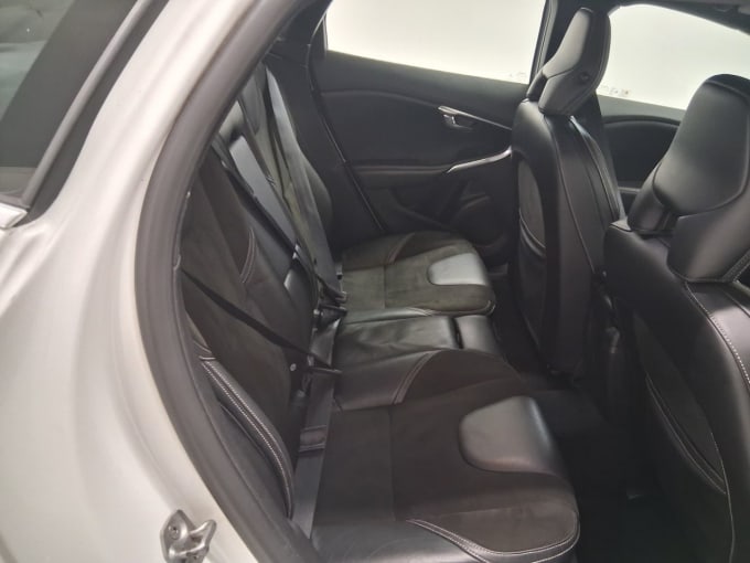 2025 Volvo V40