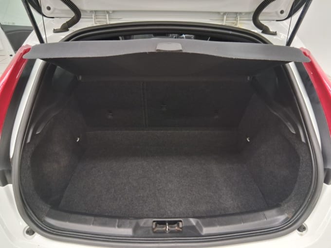 2025 Volvo V40