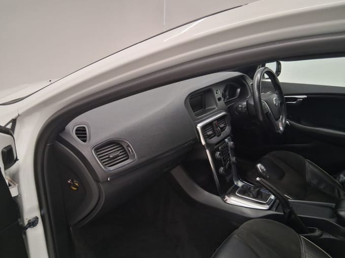 2025 Volvo V40