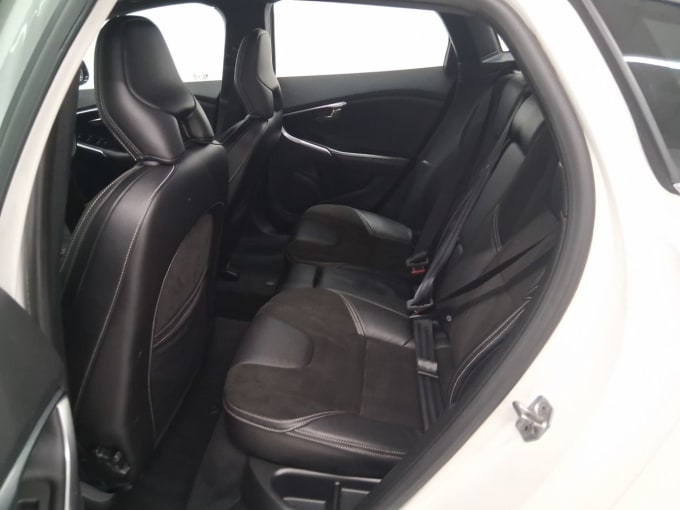 2025 Volvo V40