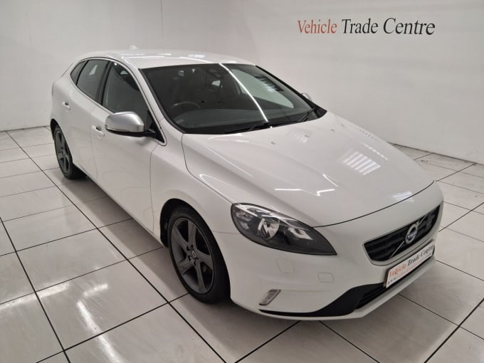 2025 Volvo V40