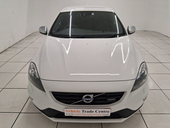 2025 Volvo V40