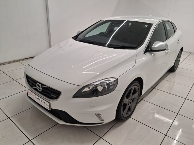 2025 Volvo V40