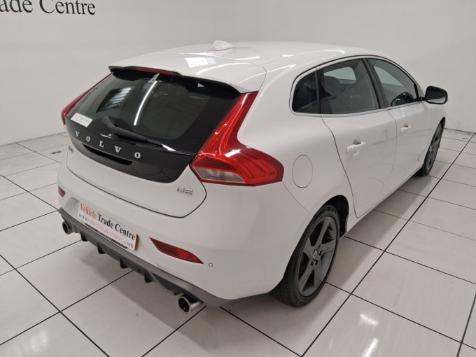 2025 Volvo V40