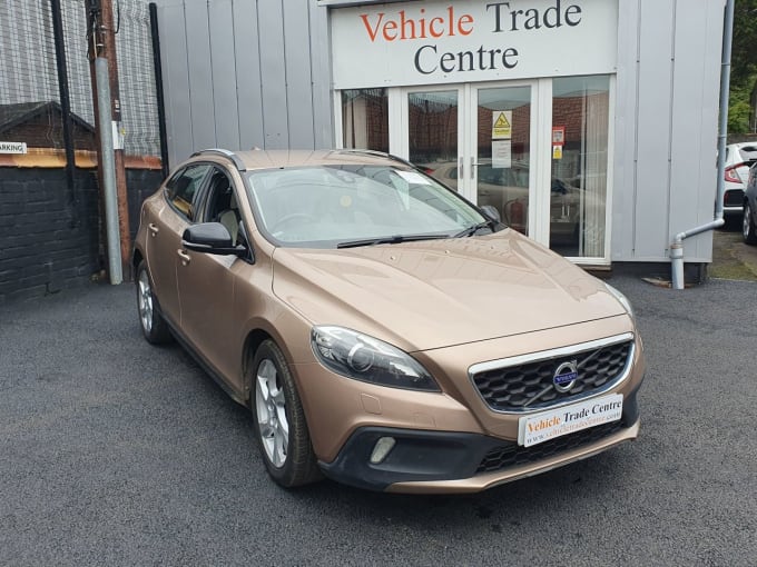 2025 Volvo V40 Cross Country