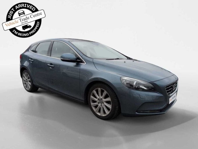 2025 Volvo V40