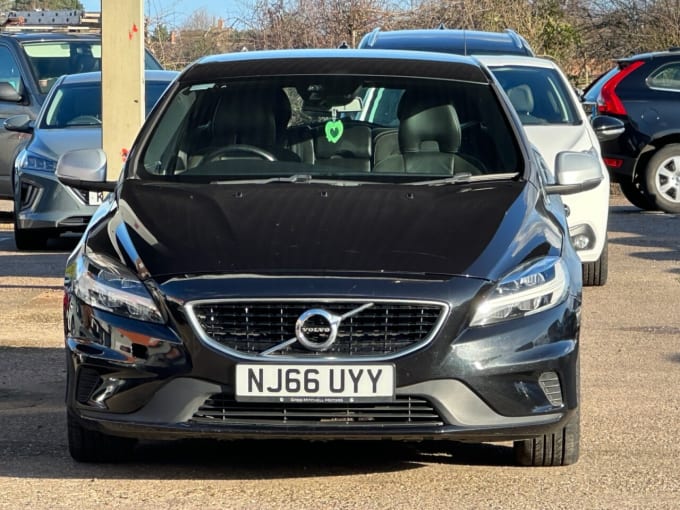 2025 Volvo V40