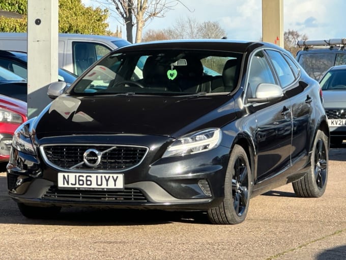 2025 Volvo V40