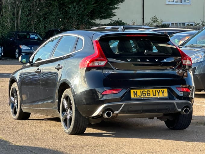 2025 Volvo V40