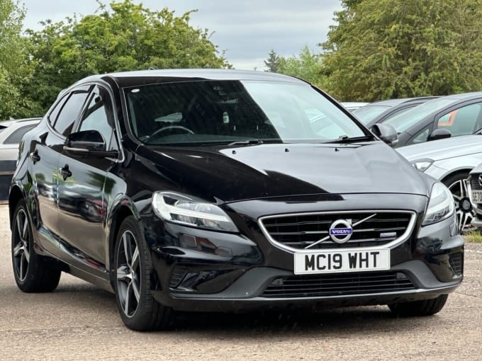 2025 Volvo V40