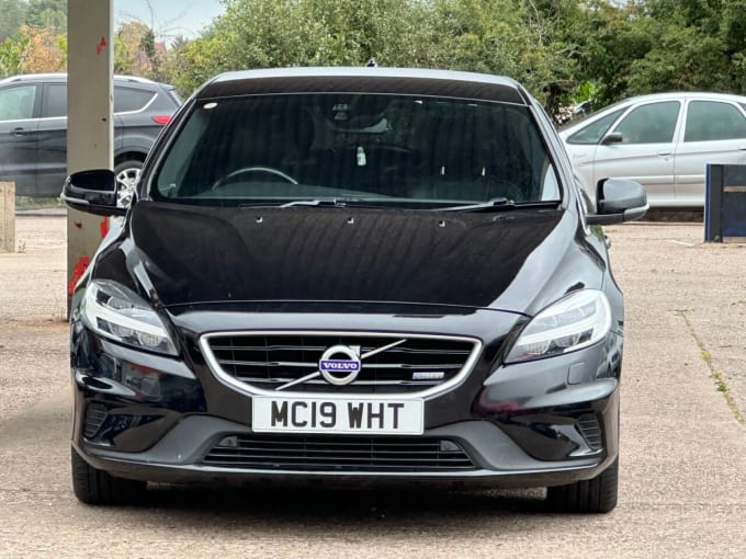 2025 Volvo V40