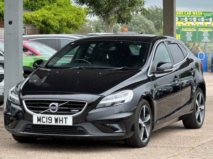 2025 Volvo V40