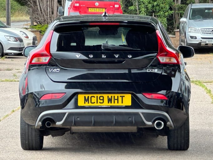 2025 Volvo V40