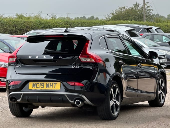 2025 Volvo V40