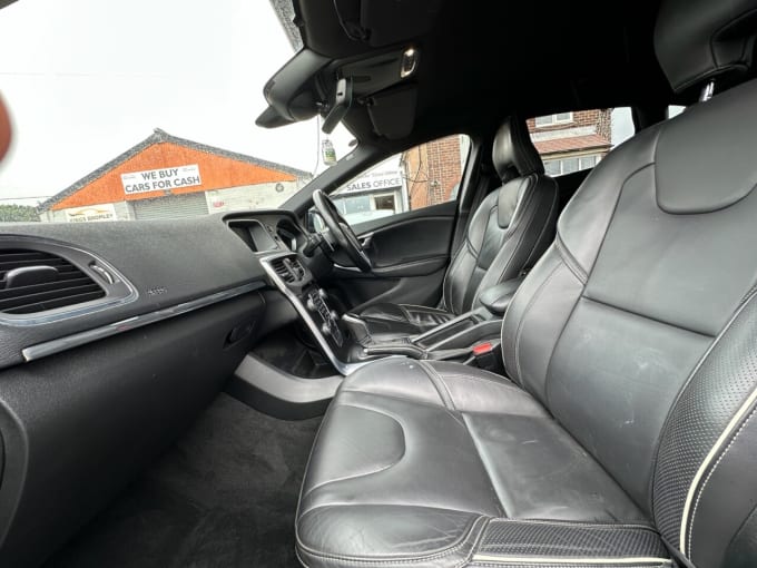 2025 Volvo V40