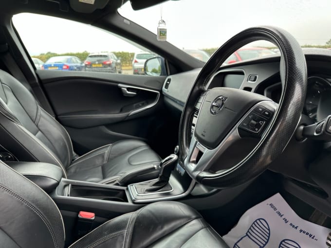 2025 Volvo V40